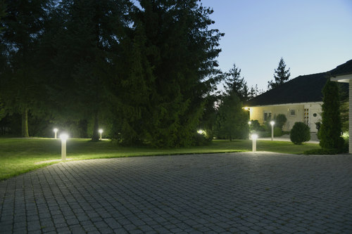 Jak rozświetlić ogród i nie zużyć dużo energii - energooszczędne lampy ogrodzeniowe i ogrodowe
